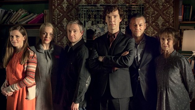 Louise Brealey, Amanda Abbingtonov, Martin Freeman, Benedict Cumberbatch, Rupert Graves a Una Stubbsov v serilu Sherlock (2010)