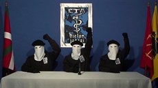 Maskovaní pedstavitelé baskické separatistické organizace ETA na archivním...