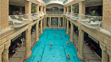 Lázn Gellért byly oteveny v roce 1918 a uchvátí vás secesním interiérem. 