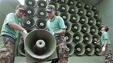 Jihokorejtí vojáci odstraují zvukovou aparaturu vysílající jihokorejskou...