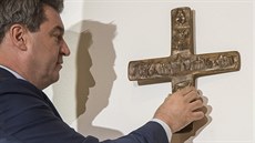 Bavorský premiér Markus Söder vyvěsil ve vstupní hale úřadu bavorské vlády kříž...