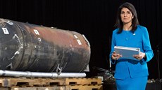 Velvyslankyn USA pi OSN Nikki Haleyová ukazuje zbytky údajné íránské rakety...