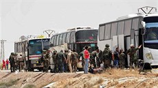 Evakuace islamistických rebelů ze syrské Dúmy (19. dubna 2018)