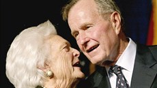 George Bush s manželkou Barbarou na snímku z roku 2002