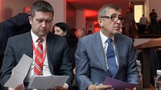 éf SSD Jan Hamáek (vlevo) a premiér a éf hnutí ANO Andrej Babi na sjezdu...