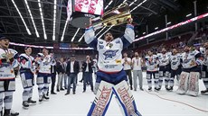 Je to doma. Pohár si nad hlavu zvedl i Marek Langhammer, jen si v play off...