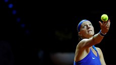 Tenistka Petra Kvitová podává v semifinále Fed Cupu proti N�mecku.