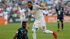 Kostas Mitroglou (Marseille) uniká obraně Lille.
