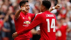 Alexis Sánchez (vlevo) a Jesse Lingard z Manchesteru United slaví gól proti...