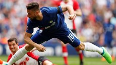 Olivier Giroud (Chelsea) střílí vedoucí gól v utkání proti Southamptonu.