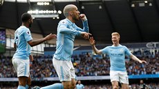 David Silva z Manchesteru City (uprosted) slaví svou branku do sít Swansea.