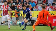 Gólman Timo Horn (Köln) zasahuje proti pokusu Jevhena Konopljanky (Schalke).