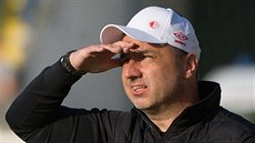 Trenér Slavie Jindich Trpiovský hledí na zápas s Libercem.