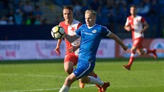 Jan Mikula (v modrém) a Stanislav Tecl bojují o mí v zápase mezi Libercem a...