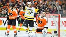 Carl Hagelin z Pittsburgh Penguins p�ekonal �eského branká�e Michala Neuvirtha...