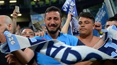 Fanoušek Neapole brečí radostí po výhře svého celku nad Juventusem.