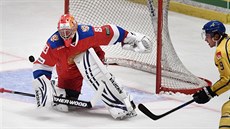 Ruský branká Vasilij Koekin zasahuje v utkání proti domácímu výbru na...