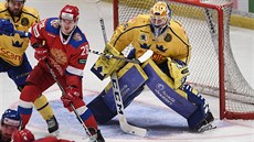 Ruský hokejista Alexej Byvaltsev (v červeném) cloní před brankářem Švédska...