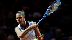 Karolína Plíková se soustedí na forhend v semifinále turnaje ve Stuttgartu.