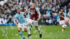 Declan Rice z West Hamu (vpravo) uniká Gabriel Jesus z Manchesteru City.
