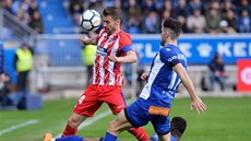 Gabi (Atlético Madrid) si snaí pokrýt mí ped dvojící bránících hrá...