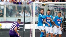 Jordan Veretout (Fiorentina) se snaí ohrozit branku Neapole z pímého kopu.