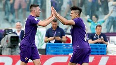 Fotbalisté Fiorentiny slaví branku proti Neapoli.