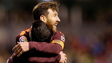 Lionel Messi (Barcelona) se raduje z gólu spole�n� s p�ihrávajícím Luisem...