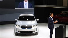 Generální editel automobilky BMW Harald Krüger pedstavil v Pekingu koncept...