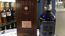 Cena whisky Black Bowmore 1964, 42 let, stoupla za necelé dva roky z 5 700...