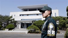 Jihokorejský voják ped Mírovým domem v demilitarizované zón v Pchanmundomu....