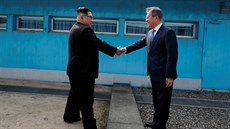 Severokorejský vdce Kim ong-un a jihokorejský prezident Mun e-in v...