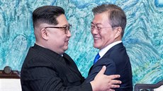 Severokorejský vůdce Kim Čong-un (vlevo) a jihokorejský prezident Mun Če-in...