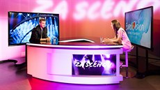 Mikolas Josef a moderátorka Monika Zavelová v kulturním magazínu Za scénou