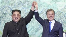 Severokorejský vůdce Kim Čong-un (vlevo) a jihokorejský prezident Mun Če-in...