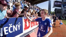 Jakub Plek z Olomouce slaví s fanouky vítzství nad Baníkem Ostrava.