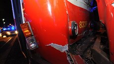 Po sráce dvou tramvají v Praze museli hasii vyprostit idii (20. dubna 2018).