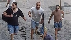 Útoníci, kteí na zahrádce restaurace v Praze 1 zbili íníka do bezvdomí.