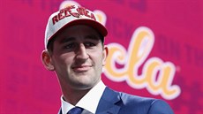 Quarterback Josh Rosen cítí pocit úlevy, kdy� kone�n� �el na �adu na draftu...