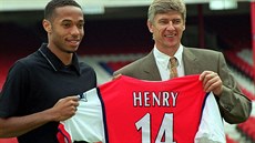 Arsene Wenger v srpnu 1999 vítá v Arsenalu francouzského útoníka Thierry...