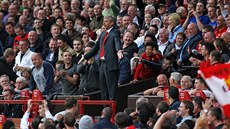 Arsene Wenger se zlobí poté, co ho během utkání na Manchesteru United sudí...