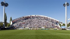 Fanouci Baníku Ostrava pi zápase v Olomouci obsadili celou tribunu za bránou.