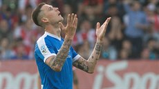 Liberecký Roman Potoný bhem utkání se Slavií lituje zahozené ance.