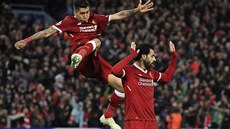 Mohamed Salah (vpravo) práv vstelil gól v úvodním semifinále Ligy mistr, na...
