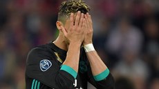 Cristiano Ronaldo z Realu Madrid a je reakce bhem v úvodním semifinále Ligy...