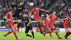 Cristiano Ronaldo z Realu Madrid hlavičkuje na bránu Bayernu Mnichov v...
