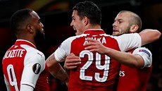 Alexandre Lacazette (vlevo), Granit Xhaka a Jack Wilshere z Arsenalu se radují...