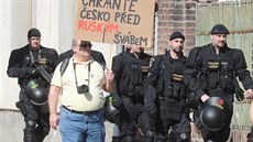 Demonstrace proti návtv prezidenta Miloe Zemana na sjezdu KSM v Nymburku...