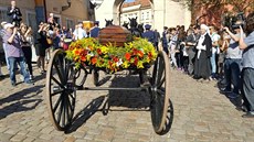 Procesí s ostatky kardinála Josefa Berana na cestě z Arcibiskupského paláce na...