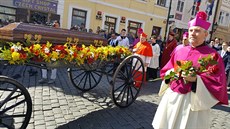 Procesí s ostatky kardinála Josefa Berana na cestě z Arcibiskupského paláce na...